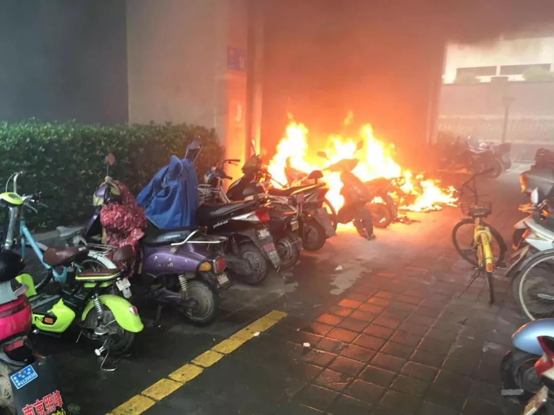 辽宁一两轮机动车行驶中突然爆炸致1死5伤，导致爆炸的原因是什么？