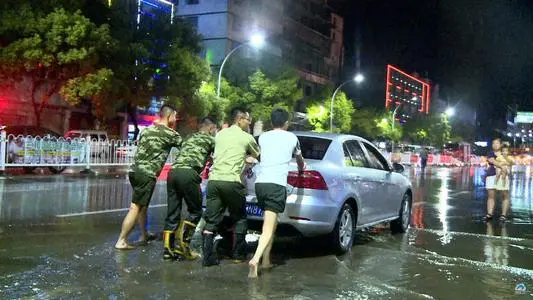 郑州发生暴雨，一高校救助近50辆受困车，你如何看待此高校的做法？