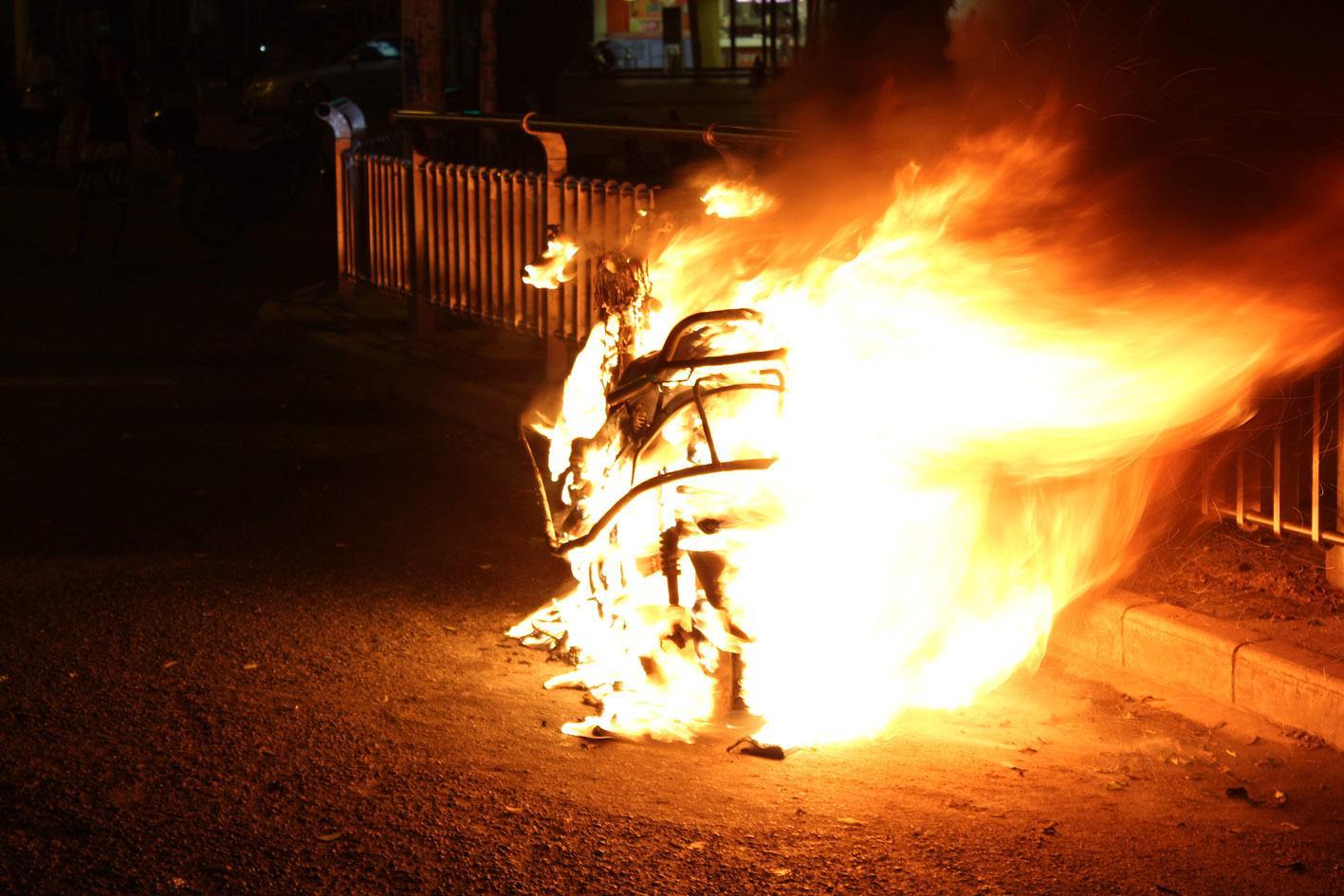 辽宁一两轮机动车行驶中突然爆炸致1死5伤，导致爆炸的原因是什么？