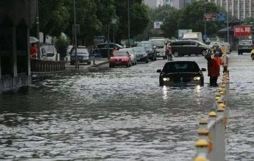 郑州发生暴雨，一高校救助近50辆受困车，你如何看待此高校的做法？