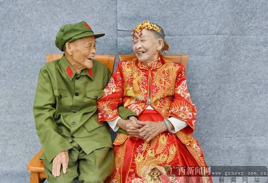 迟来的76年婚纱照，是否为92岁老兵圆梦了？