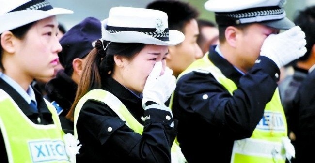 河北保定一辅警为保护战友被撞牺牲，你如何看待这一辅警的行为？