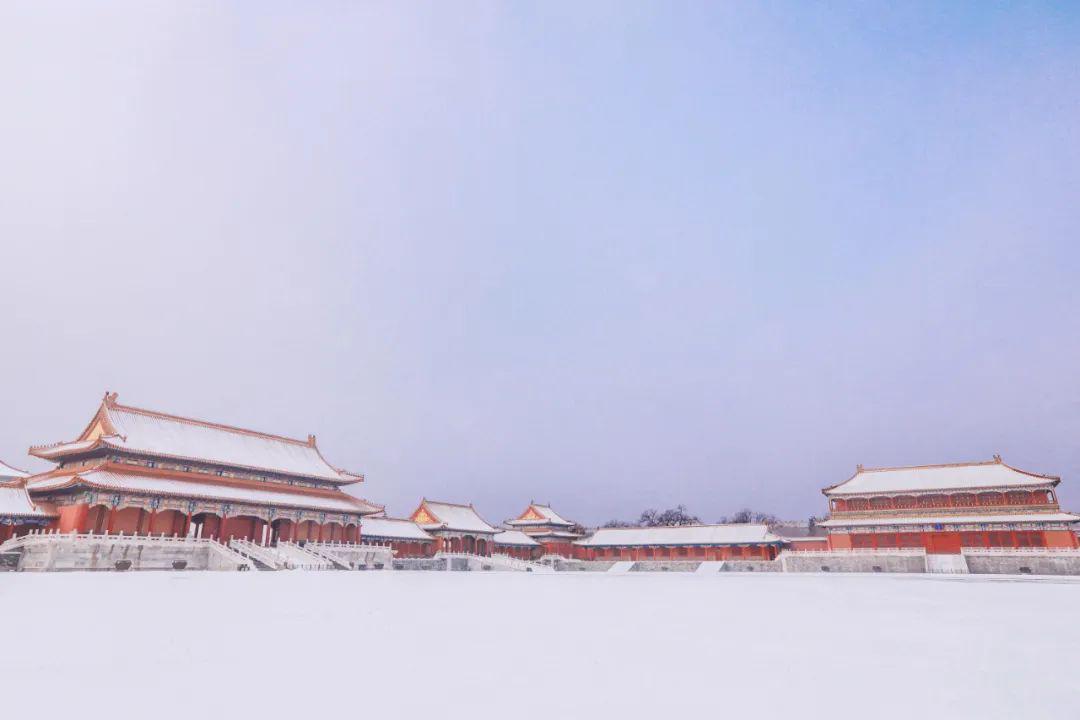 市民借冰墩墩打卡故宫雪景，引来游客围观拍照，冰墩墩为何如此火爆？