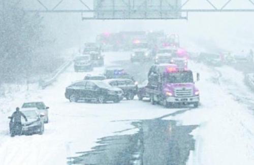 美宾州遭遇暴风雪，66辆车连环追尾，暴雪天如何避免此类事故？