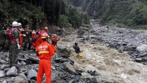 四川彭州一河道突发山洪多人被冲走，遇到自然灾害该如何逃生？