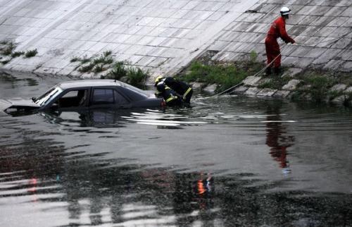 聚会结束，两女子凌晨开车冲入河中溺亡，警方的初步调查是什么？