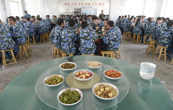 军训教官当面吃掉学生的剩饭，此举有何深意？