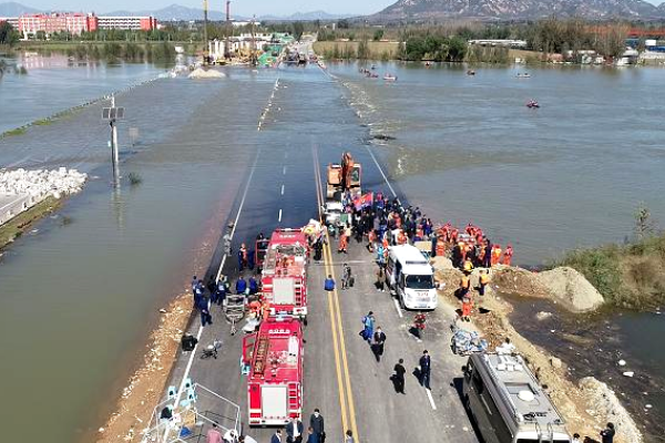 河北石家庄一通勤班车坠河，已致3人死亡12人失联，班车是如何坠河的？