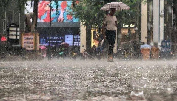 人工降雨时发射一枚降雨弹，消耗的费用是多少？