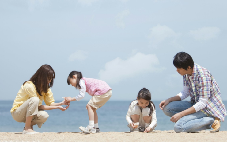 离异女嫁给女儿同班同学的爸爸，完美成全了4个人，他们之间是如何相处的？