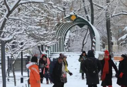 下雪了！北京多区迎来降雪，当地的气温如何？