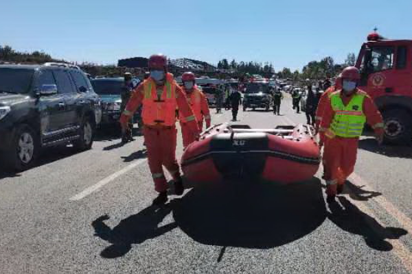 河北石家庄一通勤班车坠河，已致3人死亡12人失联，班车是如何坠河的？