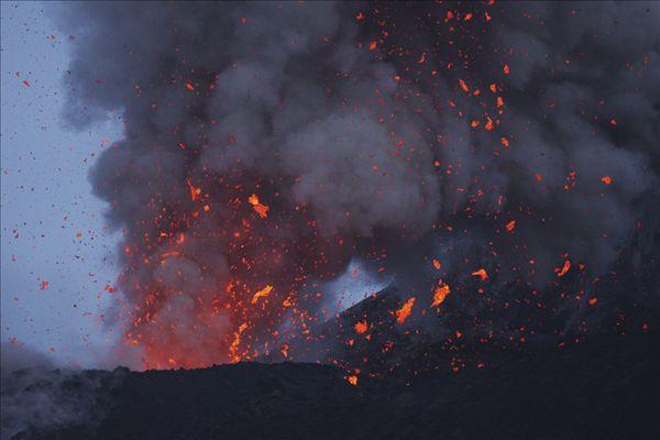 汤加一火山48小时内喷发8次，形成大量火山灰，给当地造成了哪些影响？