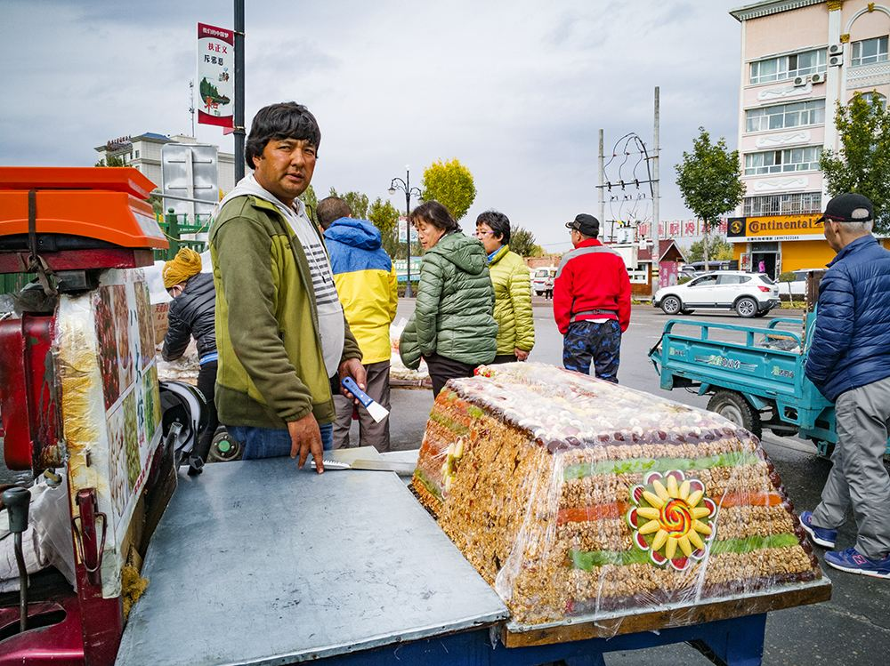 陕西小伙路边买切糕预算30元，老板一刀下去308元，老板是不是在宰客？