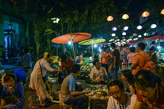 曝游客西双版纳夜市拍照遭收费和驱赶，如何看待该景区的待客之道？