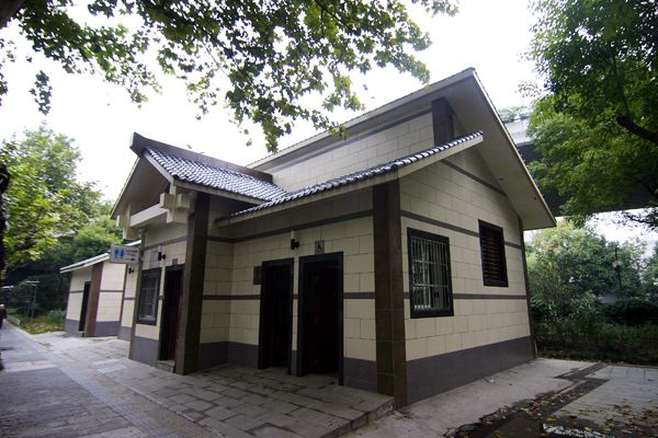 学校里面的公厕建在教学楼外面，为什么最好不要在里面上厕所？