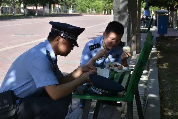 交警上班吃早饭被举报，为何网友却都表示理解？