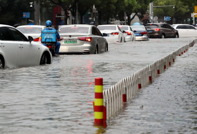 上海暴雨防疫点帐篷被掀翻，大白被吹倒，暴雨给防疫工作带来了哪些影响？