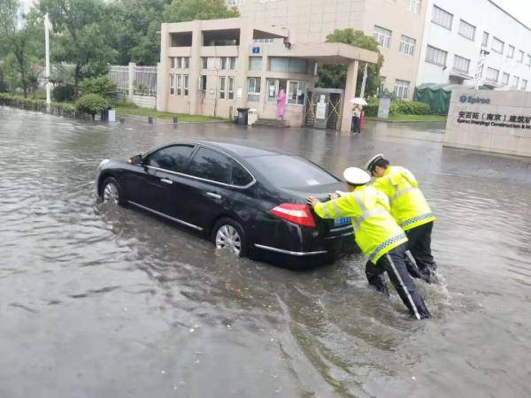 郑州暴雨又来，南三环桥下车辆被淹趴，暴雨天气在哪停车最安全？