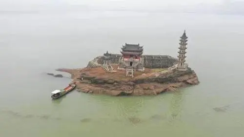 鄱阳湖跌破枯水位，湖底落星墩景观“水落石出”，这一景象是如何形成的？