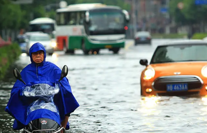 上海暴雨防疫点帐篷被掀翻，大白被吹倒，暴雨给防疫工作带来了哪些影响？