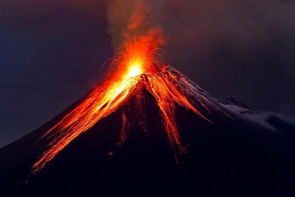 汤加一火山48小时内喷发8次，形成大量火山灰，给当地造成了哪些影响？