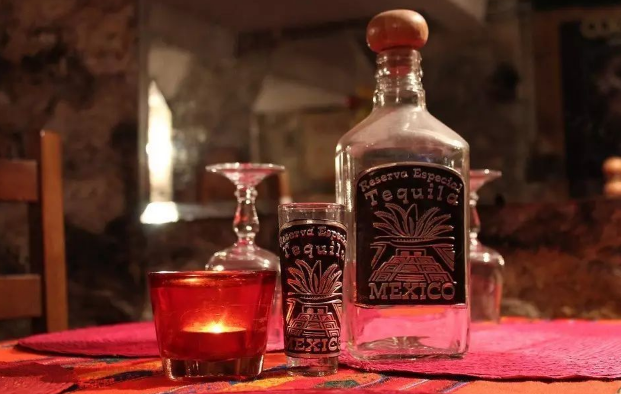 求各位高手们讲下tequila（龙舌兰酒）的正确喝法？ 据说舔一点盐、舔一下柠檬再喝一小口是错的？