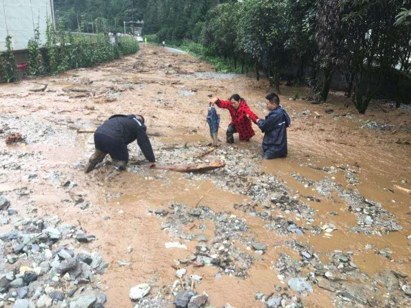 青衣江雅安段现百年一遇洪水，政府对此采取了什么措施？