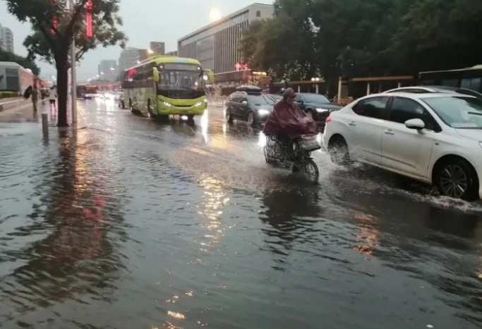 北京大暴雨，建议哪天可以采取弹性或错峰上下班？