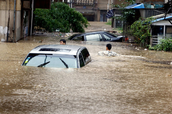 绵阳暴雨，市民坐积水中淡定吃饭，雨天需知道哪些消防安全知识？