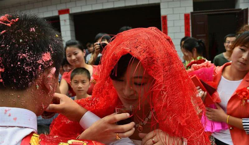 广西要求统计中青年未娶媳妇人数，并剖析原因提出对策，反映了什么信息？