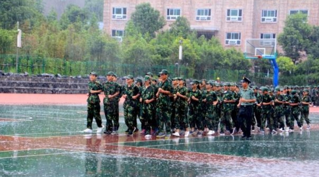 四川一学校领导陪学生冒雨军训汇演的视频引发热议，你如何看待此事？