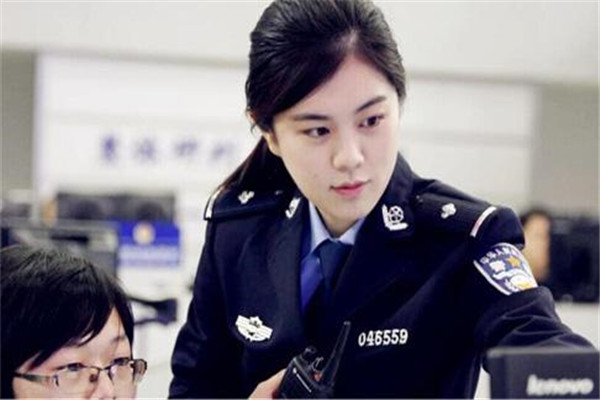 如何评价女警教科书式劝阻老人转账55万这件事？