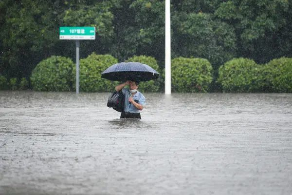 绵阳暴雨，市民坐积水中淡定吃饭，雨天需知道哪些消防安全知识？