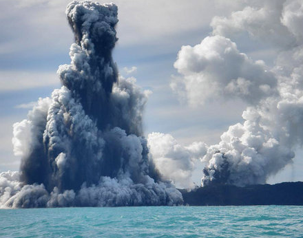 南太平洋水下火山喷发引发海啸，导致火山喷发的原因是什么？