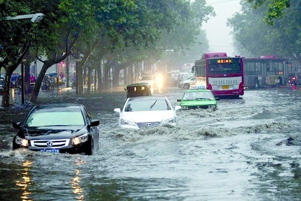 绵阳暴雨，市民坐积水中淡定吃饭，雨天需知道哪些消防安全知识？