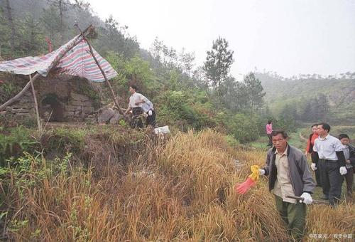 四川失联老师在埋葬爷爷的山头自缢，他为何要选在这里？