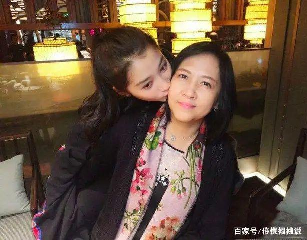 关晓彤看妈妈孕期旧照落泪，曾经也是青春小花旦，为女儿放弃事业后悔吗？