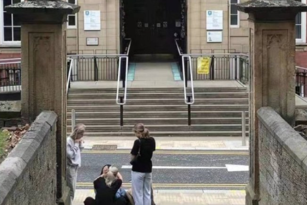 据报道数名中国留学生在英国谢菲尔德遇袭，目前警方透露出了哪些信息？