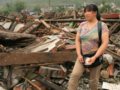 云南红河县发生5.0级地震，居民：在床上被摇醒，地震时应该如何自救？