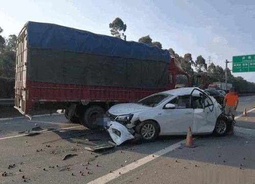 警方通报韶关特斯拉追尾货车，到底是怎么回事？