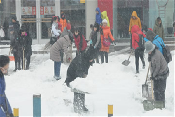 黑龙江局地积雪已达42厘米，大风裹挟暴雪下到模糊，这场雪为何这么大？