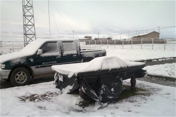 黑龙江局地积雪已达42厘米，大风裹挟暴雪下到模糊，这场雪为何这么大？