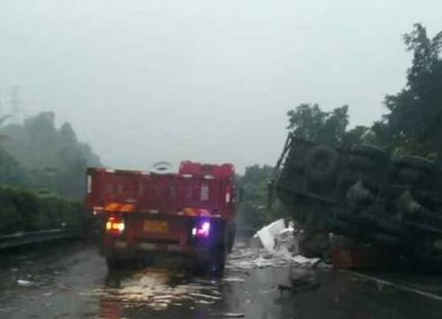 山东泰安车祸致4死，官方称是雨天路滑的原因，对此你怎么看？