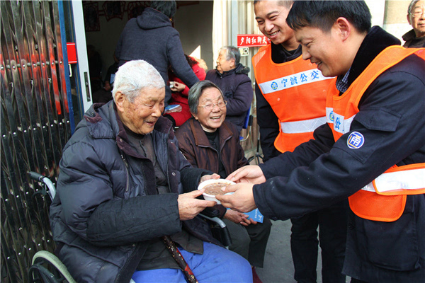 “仲秋之月养衰老，行糜粥饮食”，这说的是古时官府在中秋的什么行为？