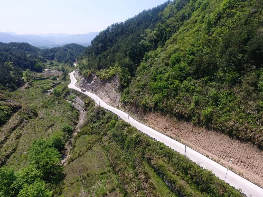 驾驶机动车在没有道路中心线的狭窄山路怎样会车呢？