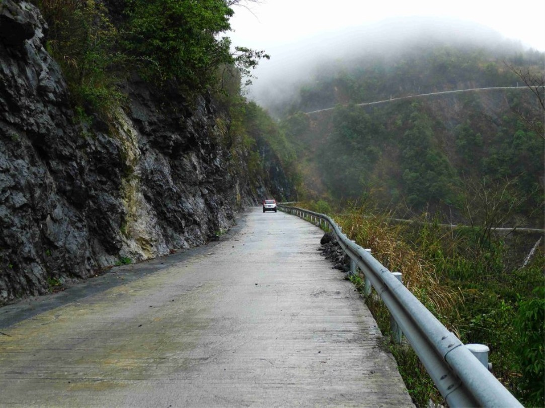 驾驶机动车在没有道路中心线的狭窄山路怎样会车呢？