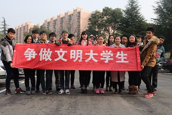 谈一谈作为新时代的大学生如何顺应社会发展规律使自己的个人发展与祖国命运紧？