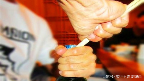 没有开瓶器的情况下，怎么开啤酒瓶呢？